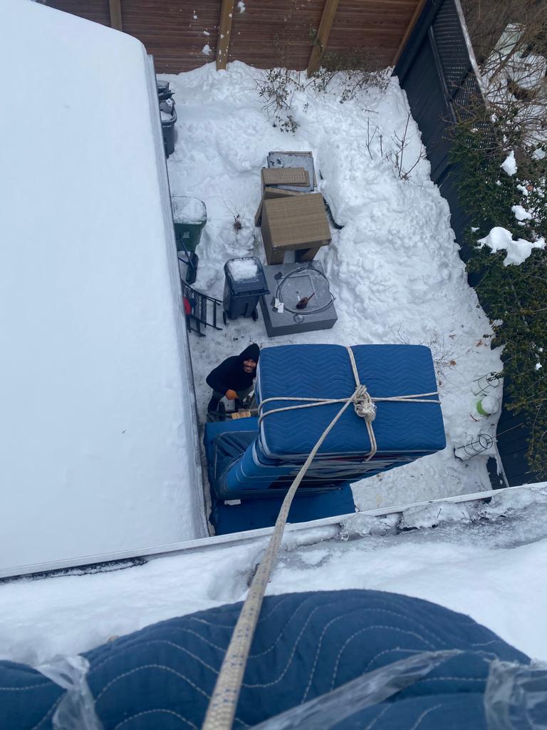Example of furniture delivery in extreme weather conditions